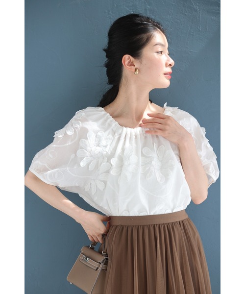 cawaii(カワイイ)の「前後着用2way仕様。花びら浮かぶ刺繍ブラウストップス(シャツ/ブラウス・レディース・ホワイト・FREE)」の2枚目の写真
