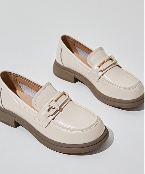 NiiNa(ニーナ)の「【 NiiNa / ニーナ 】本革ビットモチーフローファーシューズ(その他シューズ・レディース・ブラック/ホワイト・38/36/37)」の1枚目の写真