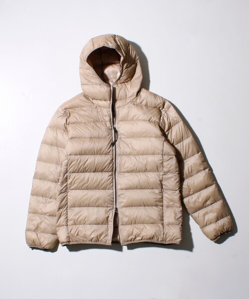 TAION（タイオン）の「【昨年ヒットの別注ダウンが新色追加で再登場！】GLOSTER別注 TAIONパッカブルフーディダウン（ダウンジャケット/コート・メンズ・ベージュ/チャコールグレー/ネイビー/ブラック/レンガ・XL/L/M）」の3枚目の写真