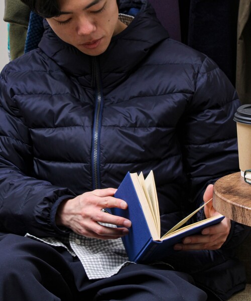 TAION（タイオン）の「【昨年ヒットの別注ダウンが新色追加で再登場！】GLOSTER別注 TAIONパッカブルフーディダウン（ダウンジャケット/コート・メンズ・ベージュ/チャコールグレー/ネイビー/ブラック/レンガ・XL/L/M）」の8枚目の写真