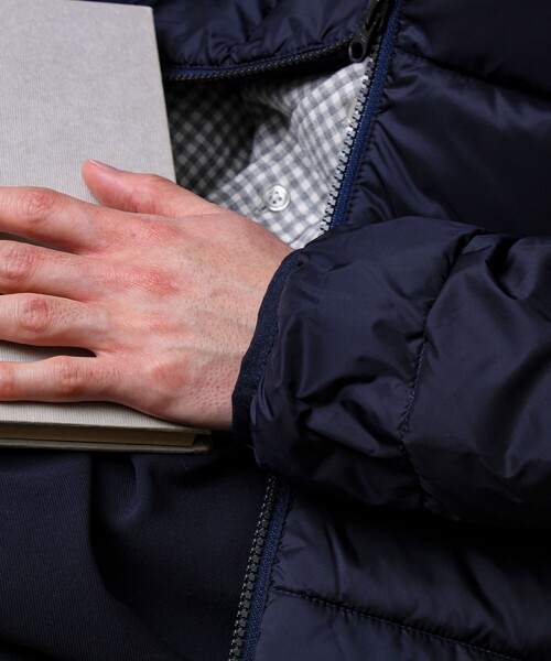 TAION（タイオン）の「【昨年ヒットの別注ダウンが新色追加で再登場！】GLOSTER別注 TAIONパッカブルフーディダウン（ダウンジャケット/コート・メンズ・ベージュ/チャコールグレー/ネイビー/ブラック/レンガ・XL/L/M）」の10枚目の写真