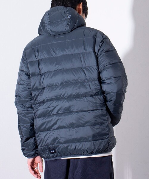 TAION（タイオン）の「【昨年ヒットの別注ダウンが新色追加で再登場！】GLOSTER別注 TAIONパッカブルフーディダウン（ダウンジャケット/コート・メンズ・ベージュ/チャコールグレー/ネイビー/ブラック/レンガ・XL/L/M）」の15枚目の写真