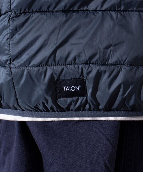 TAION（タイオン）の「【昨年ヒットの別注ダウンが新色追加で再登場！】GLOSTER別注 TAIONパッカブルフーディダウン（ダウンジャケット/コート・メンズ・ベージュ/チャコールグレー/ネイビー/ブラック/レンガ・XL/L/M）」の11枚目の写真