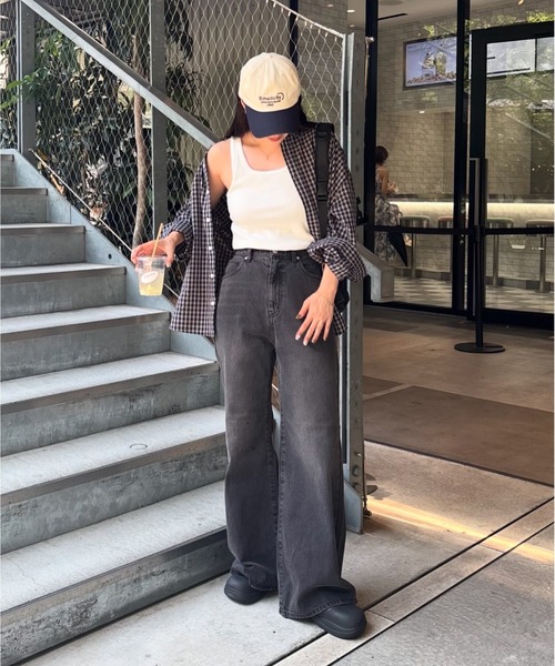 COLONY 2139(コロニートゥーワンスリーナイン)の「ウエスト調整可能 / ダブルボタンフレアデニムパンツ(デニムパンツ・レディース・ブラック/ダークブルー・SMALL/MEDIUM/LARGE/PS)」の3枚目の写真