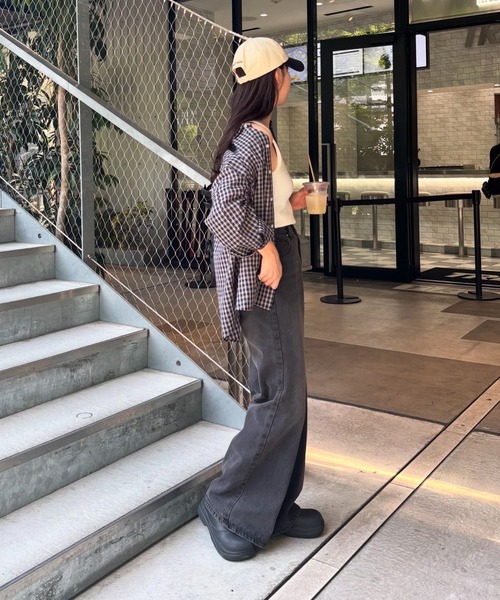 COLONY 2139(コロニートゥーワンスリーナイン)の「ウエスト調整可能 / ダブルボタンフレアデニムパンツ(デニムパンツ・レディース・ブラック/ダークブルー・SMALL/MEDIUM/LARGE/PS)」の4枚目の写真