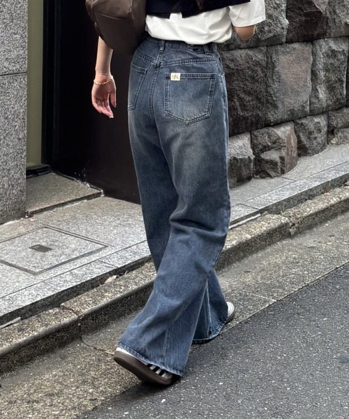 COLONY 2139(コロニートゥーワンスリーナイン)の「ウエスト調整可能 / ダブルボタンフレアデニムパンツ(デニムパンツ・レディース・ブラック/ダークブルー・SMALL/MEDIUM/LARGE/PS)」の13枚目の写真