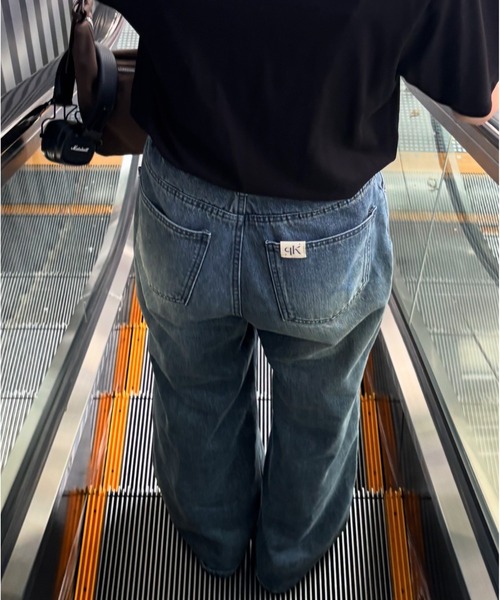 COLONY 2139(コロニートゥーワンスリーナイン)の「ウエスト調整可能 / ダブルボタンフレアデニムパンツ(デニムパンツ・レディース・ブラック/ダークブルー・SMALL/MEDIUM/LARGE/PS)」の20枚目の写真