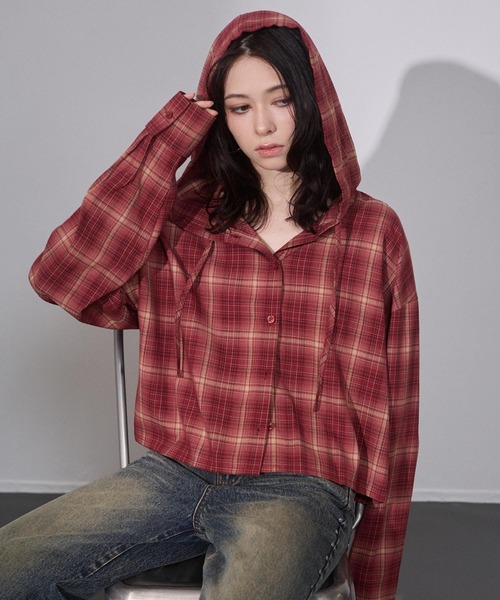ENVYM（アンビー）の「オーバーサイズ ショート フーディー チェックシャツ（シャツ/ブラウス・レディース・ブラック/レッド/ブラウン・FREE）」の3枚目の写真