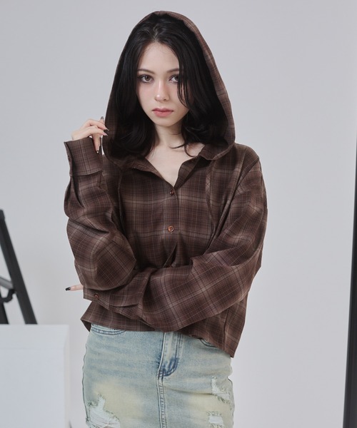 ENVYM（アンビー）の「オーバーサイズ ショート フーディー チェックシャツ（シャツ/ブラウス・レディース・ブラック/レッド/ブラウン・FREE）」の14枚目の写真
