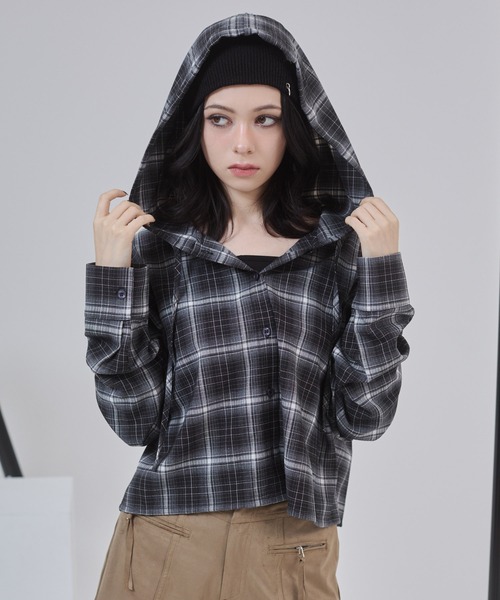 ENVYM（アンビー）の「オーバーサイズ ショート フーディー チェックシャツ（シャツ/ブラウス・レディース・ブラック/レッド/ブラウン・FREE）」の6枚目の写真