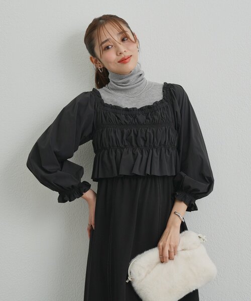 un dix cors（アンディコール）の「《低身長サイズあり・大人の華やかさ◎》スクエア異素材シャーリングワンピ（ワンピース・レディース・ブラック/グレイッシュベージュ・FREE/S）」の3枚目の写真