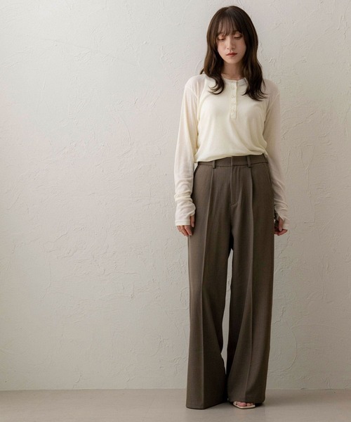 NOAHL(ノアル)の「【NOAHL】タックストレートワイドパンツ(その他パンツ・レディース・グレイッシュベージュ/ブラウン/チャコール/ブラック/オフホワイト/セージグリーン・S/M/L)」の1枚目の写真