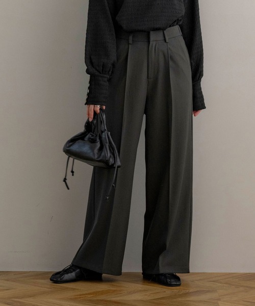 NOAHL(ノアル)の「【NOAHL】タックストレートワイドパンツ(その他パンツ・レディース・グレイッシュベージュ/ブラウン/チャコール/ブラック/オフホワイト/セージグリーン・S/M/L)」の4枚目の写真