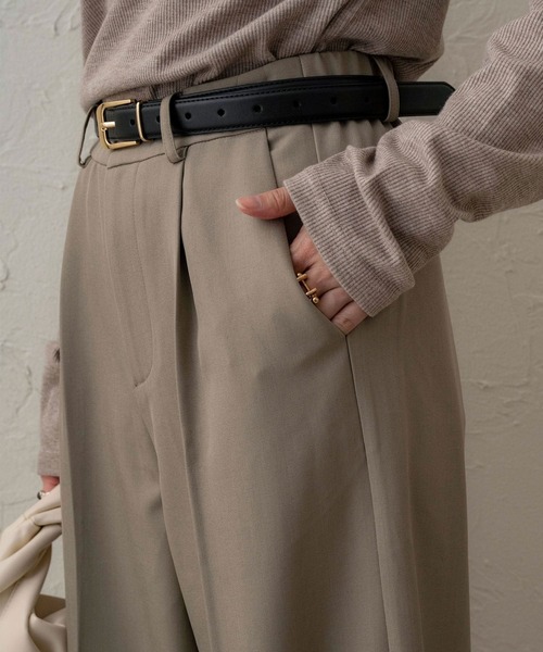 NOAHL(ノアル)の「【NOAHL】タックストレートワイドパンツ(その他パンツ・レディース・グレイッシュベージュ/ブラウン/チャコール/ブラック/オフホワイト/セージグリーン・S/M/L)」の7枚目の写真