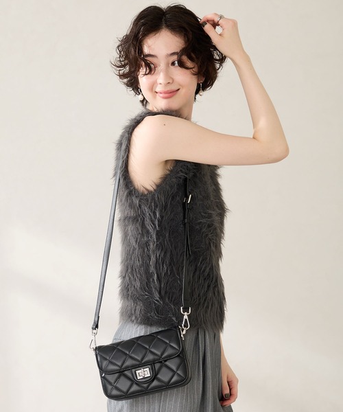 ブラック キルティングショルダーバッグ CLEA ショルダーバッグ バッグ フラワーモチーフ キルティング