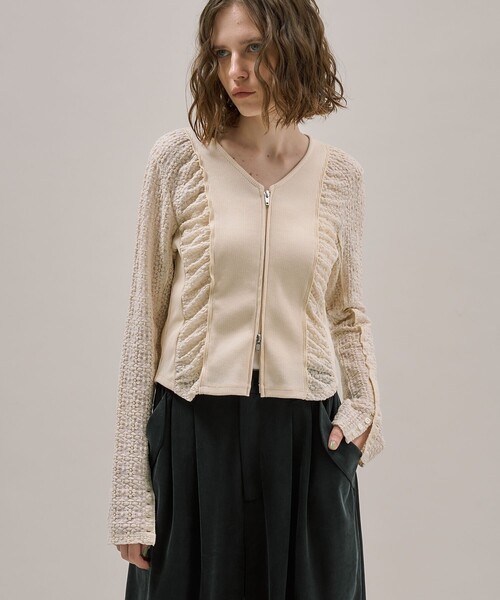 PUBLIC TOKYO（パブリックトウキョウ）の「シュリンクレースVネックTOP（Tシャツ/カットソー・レディース・ホワイト/ブラック・FREE）」の2枚目の写真