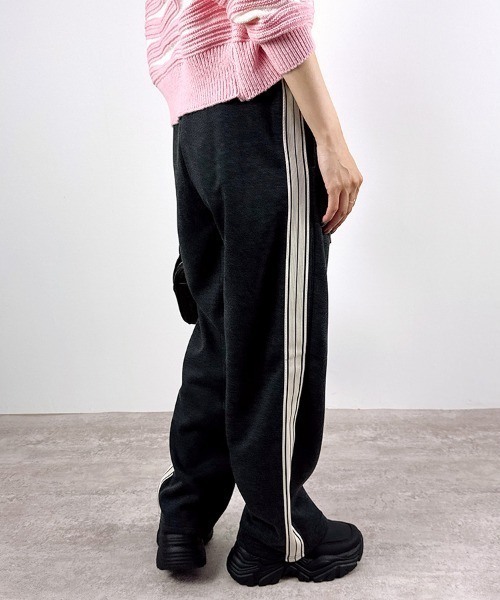 CLOTHY(クロシィ)の「【あったか裏ボアシリーズ】裏ボアサイドラインスウェットバレルパンツ(スウェットパンツ・レディース・ブラック/チャコールグレー/グレー/ライトグレー・MEDIUM/LARGE)」の3枚目の写真