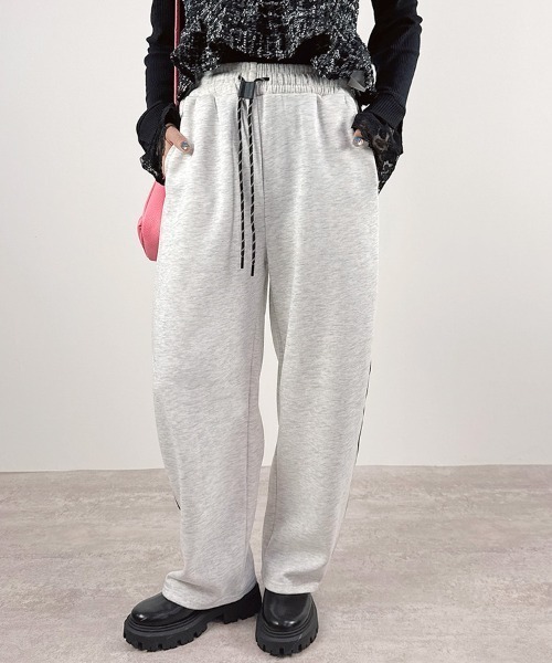 CLOTHY(クロシィ)の「【あったか裏ボアシリーズ】裏ボアサイドラインスウェットバレルパンツ(スウェットパンツ・レディース・ブラック/チャコールグレー/グレー/ライトグレー・MEDIUM/LARGE)」の18枚目の写真