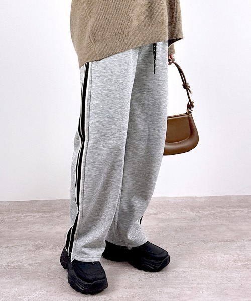 CLOTHY(クロシィ)の「【あったか裏ボアシリーズ】裏ボアサイドラインスウェットバレルパンツ(スウェットパンツ・レディース・ブラック/チャコールグレー/グレー/ライトグレー・MEDIUM/LARGE)」の5枚目の写真