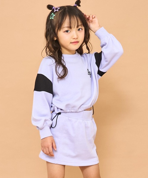 ANAP kids(アナップキッズ)の「カレッジ トップス × スカート スウェット SET【ジュニアお揃い】(スウェット・キッズ・ラベンダー/ブラック/ライトグレー・130/120/110)」の3枚目の写真