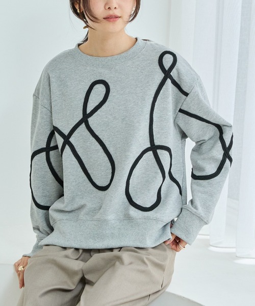 LAVEANGE（ラビアンジェ）の「コード刺繍スウェットプルオーバー（スウェット・レディース・ブラック/グレー・M/5L/4L/3L/LL）」の2枚目の写真