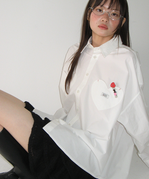 RONRON（ロンロン）の「DOUBLE HEART POCKET OVER FIT SHIRT WHITE（シャツ/ブラウス・レディース・その他・FREE）」の2枚目の写真