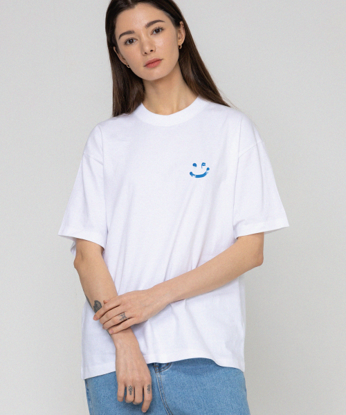 GRAVER（グレーバー）の「[ユニセックス]SKY クラウド ドローイングスマイル 半袖Tシャツ_ホワイト（Tシャツ/カットソー・レディース・ホワイト・X-LARGE/SMALL/MEDIUM/LARGE）」の2枚目の写真