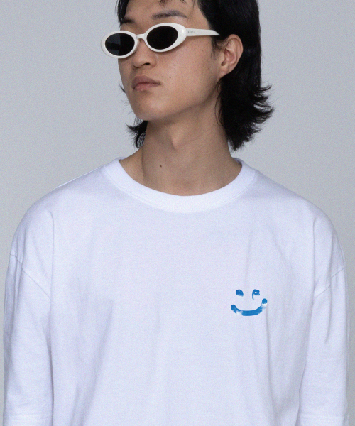 GRAVER（グレーバー）の「[ユニセックス]SKY クラウド ドローイングスマイル 半袖Tシャツ_ホワイト（Tシャツ/カットソー・レディース・ホワイト・X-LARGE/SMALL/MEDIUM/LARGE）」の3枚目の写真
