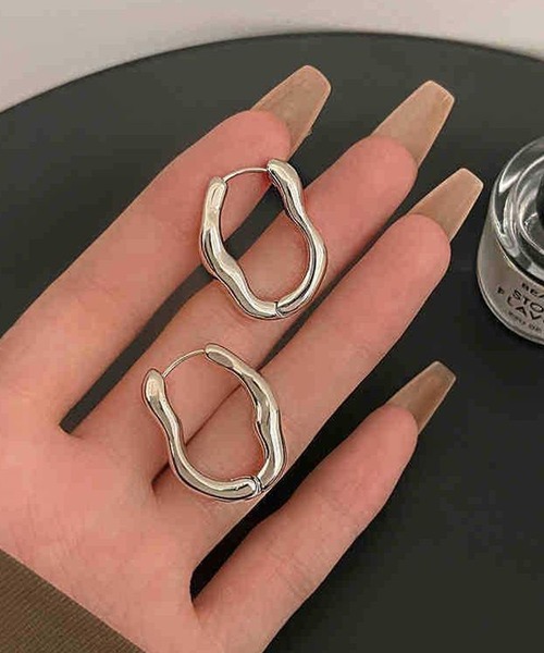 blackdia ocean(ブラックダイヤオーシャン)の「blackdia ocean オーバル ニュアンス フープピアス(ピアス(両耳用)・レディース・シルバー/ゴールド・FREE)」の7枚目の写真