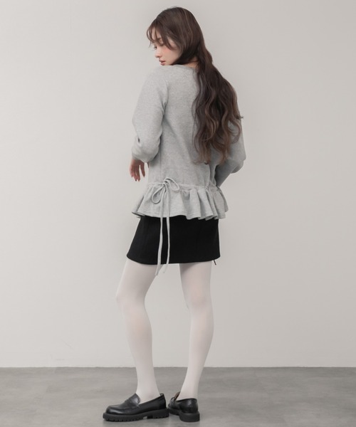 HEILIS（ヘイリス）の「オフショルダーペプラムスウェット / ブラック グレー アイボリー オートミール 杢 ガーリー カジュアル シンプル トレンド オフショルダー フリル ペプラム リボン 変形 春服 秋服 冬服 トップス 長袖 スウェット スエット クリスマス デート 忘年会（スウェット・レディース・グレー/ブラック/アイボリー・FREE）」の21枚目の写真