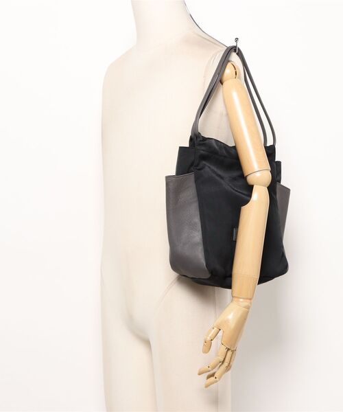 CLEDRAN(クレドラン)の「【本革×ナイロン】CL3933 LIMO GATHER POCKET BAG(トートバッグ・レディース・チャコールグレー/ブラック/グレイッシュベージュ・FREE)」の18枚目の写真