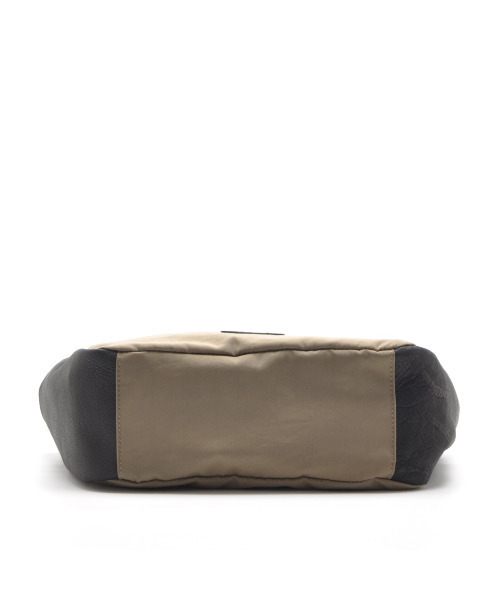 CLEDRAN(クレドラン)の「【本革×ナイロン】CL3933 LIMO GATHER POCKET BAG(トートバッグ・レディース・チャコールグレー/ブラック/グレイッシュベージュ・FREE)」の7枚目の写真