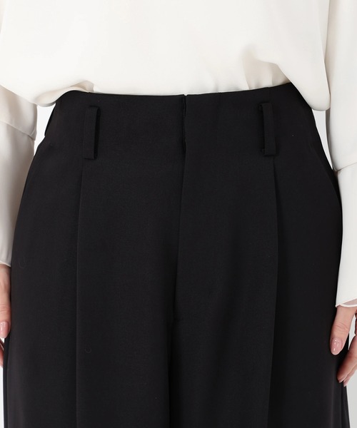 STRAWBERRY-FIELDS(ストロベリーフィールズ)の「パウダーツイル_タックストレートパンツ(スラックス・レディース・ベージュ/ネイビー/ブラック・1/2)」の8枚目の写真