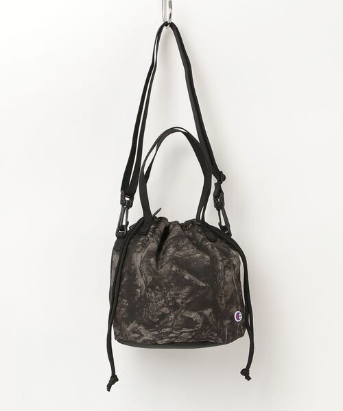 Champion（チャンピオン）の「【Champion/チャンピオン】直営限定コレクション メンズ ドローストリングバッグ（ショルダーバッグ・メンズ・ブラウン系その他/ブラック系その他・FREE）」の2枚目の写真