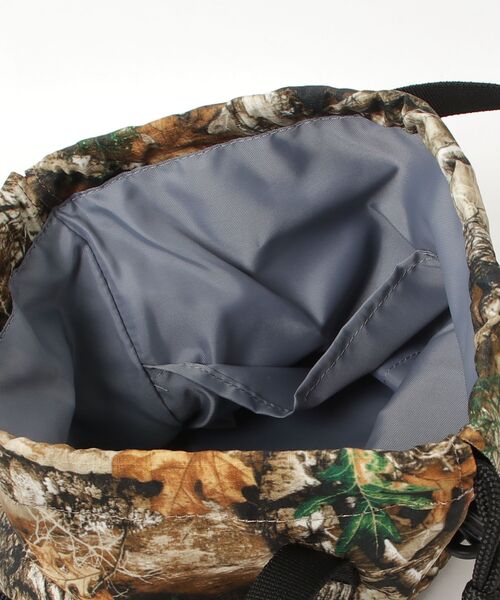 Champion（チャンピオン）の「【Champion/チャンピオン】直営限定コレクション メンズ ドローストリングバッグ（ショルダーバッグ・メンズ・ブラウン系その他/ブラック系その他・FREE）」の6枚目の写真