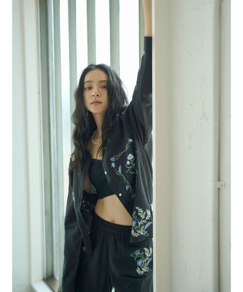 Ungrid（アングリッド）の「エンブロイダリーエスニックシャツ（シャツ/ブラウス・レディース・オフホワイト/オレンジ/ブラック・FREE）」の2枚目の写真