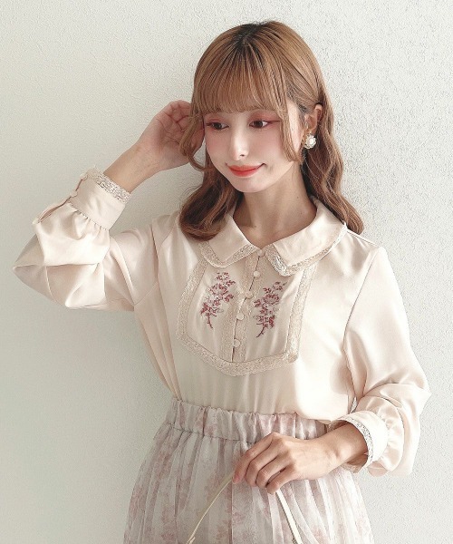 an another angelus(アンアナザーアンジェラス)の「レース使いヨークローズ刺繍ブラウス(シャツ/ブラウス・レディース・オフホワイト/ピンクベージュ・FREE)」の2枚目の写真