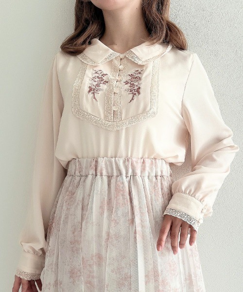 an another angelus(アンアナザーアンジェラス)の「レース使いヨークローズ刺繍ブラウス(シャツ/ブラウス・レディース・オフホワイト/ピンクベージュ・FREE)」の6枚目の写真