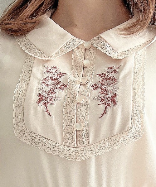 an another angelus(アンアナザーアンジェラス)の「レース使いヨークローズ刺繍ブラウス(シャツ/ブラウス・レディース・オフホワイト/ピンクベージュ・FREE)」の7枚目の写真