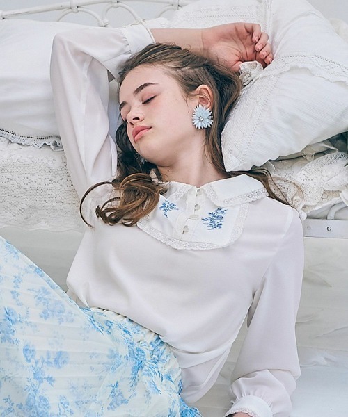 an another angelus(アンアナザーアンジェラス)の「レース使いヨークローズ刺繍ブラウス(シャツ/ブラウス・レディース・オフホワイト/ピンクベージュ・FREE)」の17枚目の写真