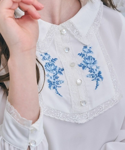 an another angelus(アンアナザーアンジェラス)の「レース使いヨークローズ刺繍ブラウス(シャツ/ブラウス・レディース・オフホワイト/ピンクベージュ・FREE)」の18枚目の写真