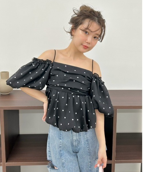 FRAY I.D（フレイアイディー）の「【WEB限定】オフショルパフスリーブブラウス／ウォッシャブル（シャツ/ブラウス・レディース・ブラック/ホワイト・F）」の2枚目の写真