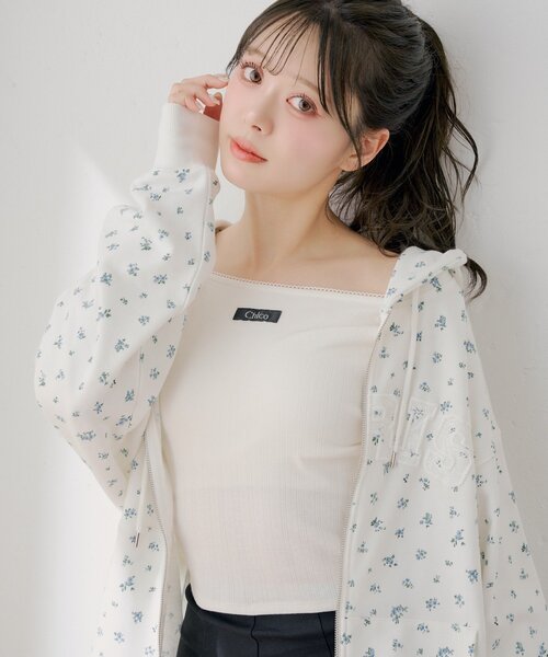 Chico(チコ)の「パターンメッシュカップ付レースコンパクトトップス(Tシャツ/カットソー・レディース・アイボリー/ブラック/ブルー/ホワイト系その他2・FREE)」の1枚目の写真