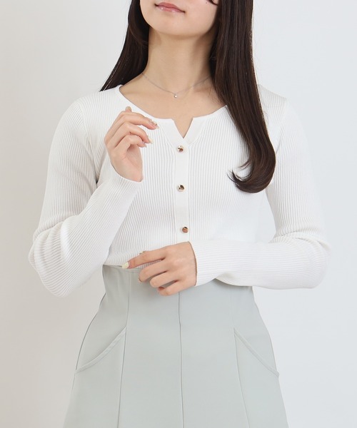 TRUDEA(トルディア)の「スリットネックリブニット(ニット/セーター・レディース・ホワイト×ブラック/ホワイト/ネイビー/ホワイト×ネイビー・LARGE/MEDIUM)」の2枚目の写真