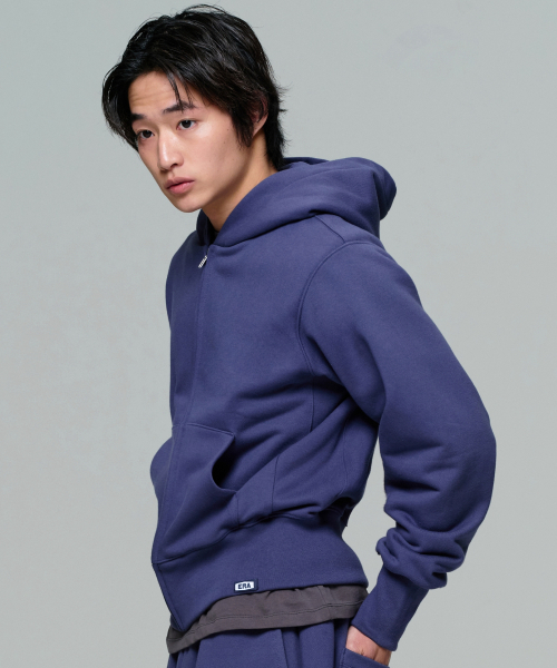 ERA(エラ)の「UNISEX ERA HEAVY HOODED ZIP-UP - INK NAVY(パーカー・レディース・ネイビー・MEDIUM/LARGE/SMALL)」の3枚目の写真