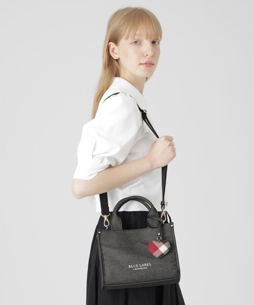BLUE LABEL CRESTBRIDGE(ブルーレーベルクレストブリッジ)の「ハートチャーム付きミニトート(ハンドバッグ・レディース・ブラック/ライトピンク/ロイヤルブルー・FREE)」の4枚目の写真