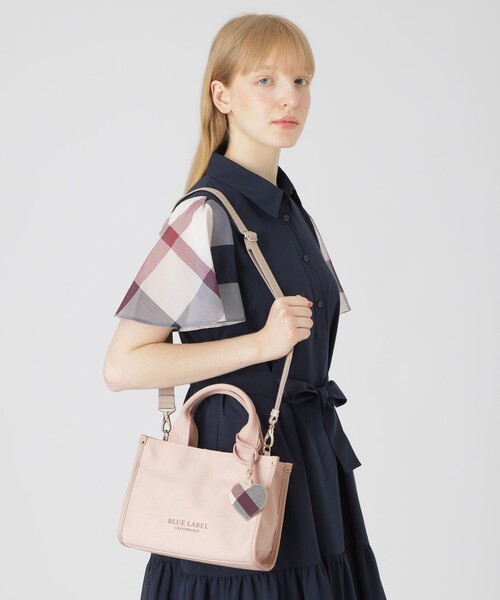 BLUE LABEL CRESTBRIDGE(ブルーレーベルクレストブリッジ)の「ハートチャーム付きミニトート(ハンドバッグ・レディース・ブラック/ライトピンク/ロイヤルブルー・FREE)」の11枚目の写真