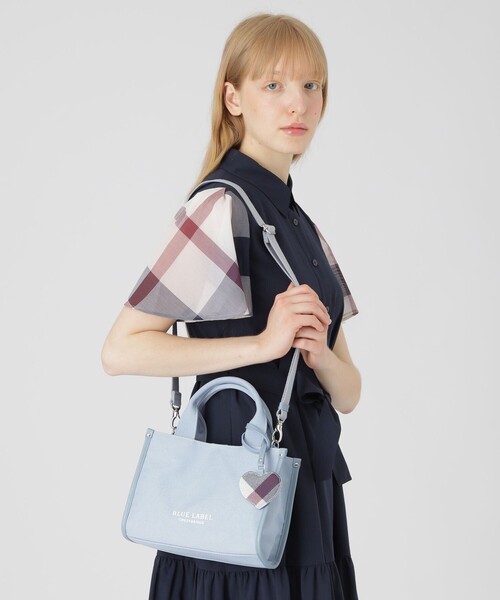 BLUE LABEL CRESTBRIDGE(ブルーレーベルクレストブリッジ)の「ハートチャーム付きミニトート(ハンドバッグ・レディース・ブラック/ライトピンク/ロイヤルブルー・FREE)」の18枚目の写真