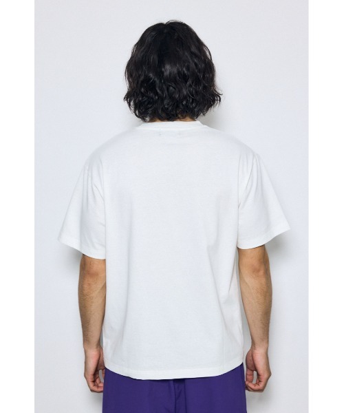 AZUL by moussy(アズールバイマウジー)の「エンブロイダリーロゴTシャツ(Tシャツ/カットソー・メンズ・ホワイト/ブラック・LARGE/MEDIUM)」の3枚目の写真