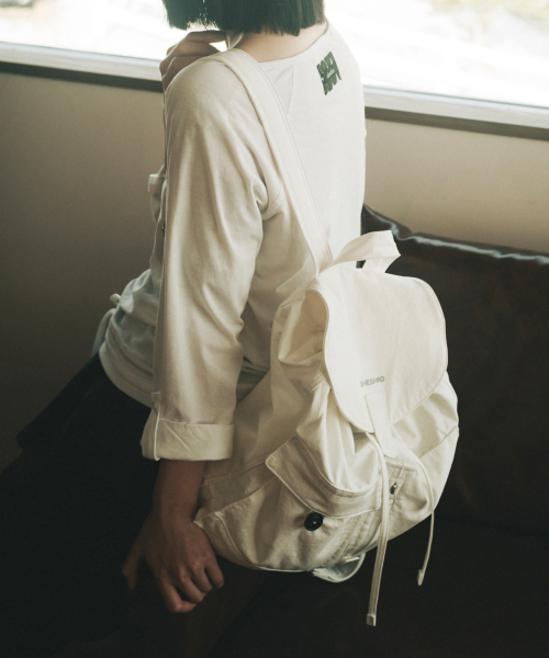 OHESHIO(オヘシオ)の「DUAL POCKET BACKPACK, WHITE(バックパック/リュック・レディース・その他・FREE)」の3枚目の写真